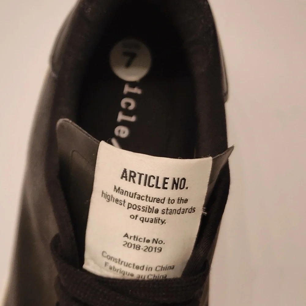 Article No. Black Casual Running Low-Top Sneakers Men’s Black & White Size 7